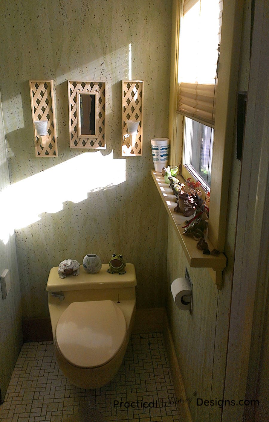 Toilet with lime green walls and frog figurines