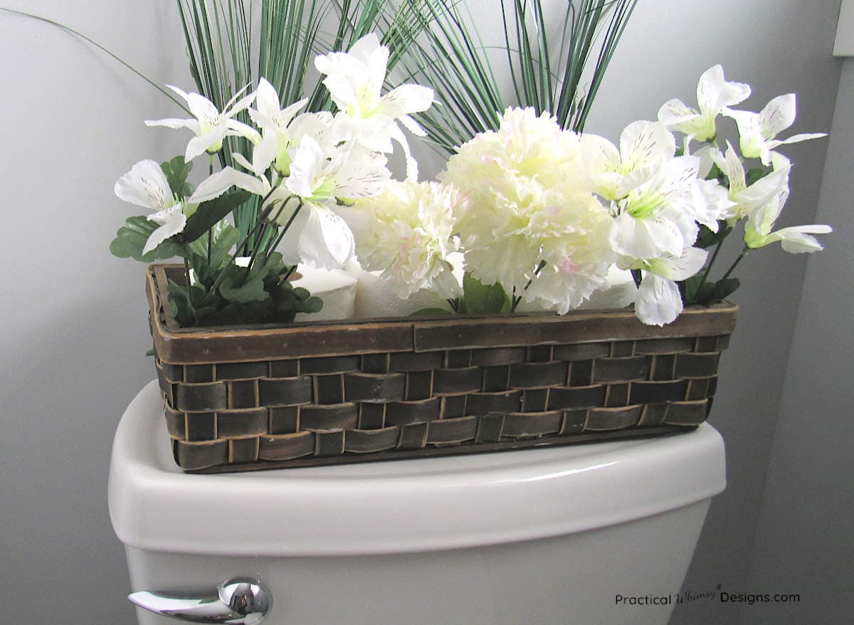 Small bathroom organization hacks: toilet paper as part of the decoration